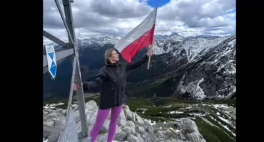 Marta Nawrocka z flagą w ręku spogląda z Giewontu na Polskę 