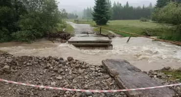Oberwanie chmury odcięło drogę do Doliny Lejowej - woda uszkodziła betonowy przejazd