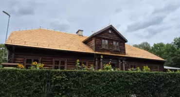 Podhalańskie gonty w centrum Polski - Rob-Gont z Czerwiennego remontuje dach Domu Tkacza w Sieradzu