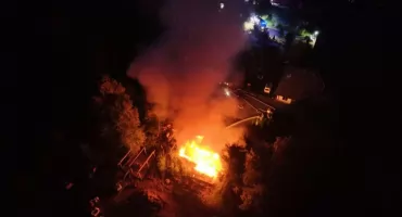 Groźny pożar zabudowań gospodarczych w Skawie 