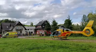 Pomoc młodej kobiecie - zabrana śmigłowcem do szpitala