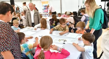 Tradycja i kreatywność – uczestnicy festiwalu tworzyli własne obrazy na szkle