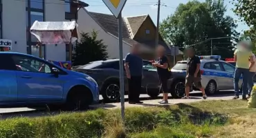 Kolizja trzech pojazdów w Waksmundzie, wśród nich radiowóz policji