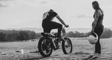 Weekendowy wypad poza miasto – jak spakować się na motocykl?