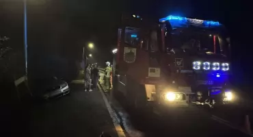Nocna kolizja w Czarnym Dunajcu - auto wylądowało na ogrodzeniu