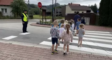 Edukacja drogowa w Krościenku nad Dunajcem - policjant spotkał się z dziećmi
