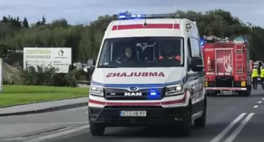 Zderzenie samochodu z motocyklem na Zakopiance - poszkodowana osoba trafiła do szpitala