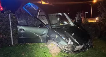 Samochód osobowy wypadł z drogi i uszkodził przystanek autobusowy
