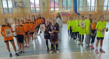 Sportowe emocje w Spytkowicach – dziewczęta rywalizowały w halowej piłce nożnej