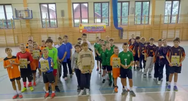 Sukces uczniów ze Spytkowic podczas turnieju halowej piłki nożnej w ramach Igrzysk Dzieci