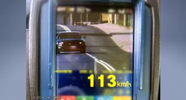 18-latek stracił prawo jazdy po przekroczeniu prędkości i jeździe na czerwonym świetle
