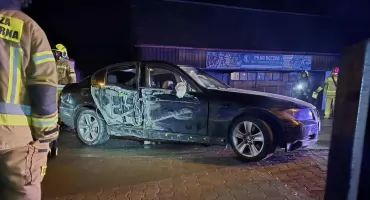 Groźna kolizja w Jabłonce - samochód wypadł z drogi i uderzył w ogrodzenie