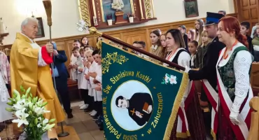 Nowy sztandar szkoły im. św. Stanisława Kostki w Załucznem poświęcony i przekazany
