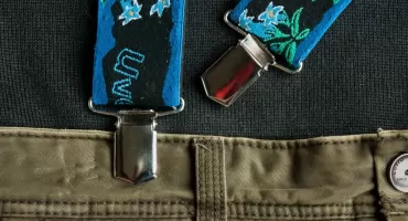 Szelki do spodni zamiast paska – dlaczego warto je nosić?