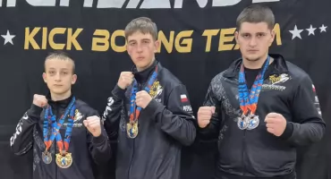 Alex Sejud, Juliusz Czajka i Kacper Zachwieja z KSW Highlander Szczawnica z medalami  Mistrzostw Świata w Kickboxingu Unified World Championships we Włoszech