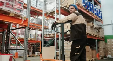 Regały przemysłowe dopasowane do potrzeb - jak wybrać konstrukcję do rodzaju przechowywanych materiałów