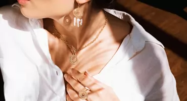 Zestawy biżuterii na prezent – co warto kupić w duecie?