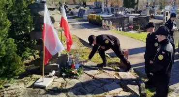 Kadeci, policjanci i żołnierze oddali hołd bohaterom na starym cmentarzu w Nowym Targu
