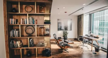 Listwy przypodłogowe drewniane – eleganckie wykończenie wnętrza krok po kroku