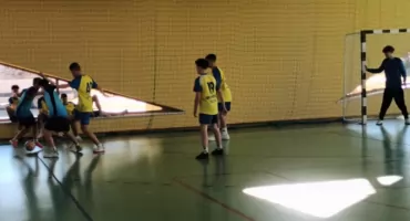 Halowy turniej piłki nożnej w Maniowach - zwycięstwo uczniów z Tylmanowej