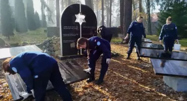 Młodzież z PLO im. gen. Hallera dba o kirkut w Nowym Targu