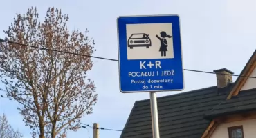 Strefa „Pocałuj i jedź” przy szkole w Dzianiszu - świetne praktyczne rozwiązanie