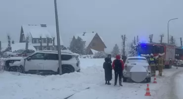 Kolizja w Kościelisku – samochód uderzyło w latarnię