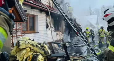 Pożar budynków w Skrzypnem - spłonęła stodoła i poddasze domu, duży budynek mieszkalny obroniony