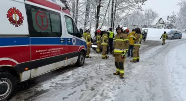 Zderzyły się dwa samochody - jedna osoba przewieziona do szpitala