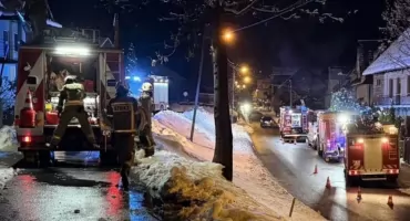 Ogień na ulicy Poniatowskiego - strażacy walczyli w trudnych zimowych warunkach