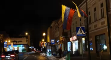 Kolorowe flagi w Rynku hołdem dla 93-letniej historii Podhala Nowy Targ