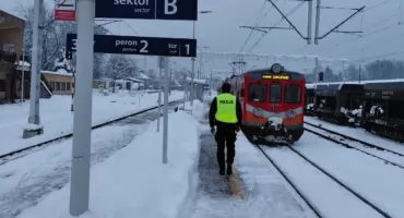 Policjanci i SOK zabezpieczają infrastrukturę kolejową w ramach operacji TOR