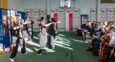 Uczniowie ZSE w Nowym Targu zaprezentowali poruszający program patriotyczny