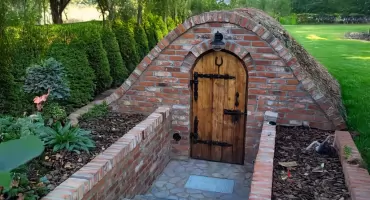 Piwniczka betonowa na lata – Twój prywatny, naturalny magazyn żywności i ozdoba ogrodu