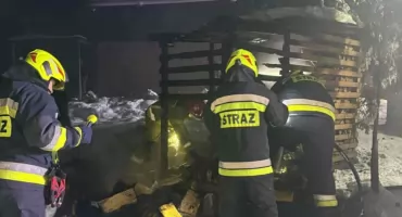 Pożar drewutni w Klikuszowej - strażacy opanowali zagrożenie