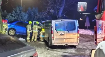 Samochód uderzył w zaparkowane pojazdy - nocna kolizja w Szaflarach