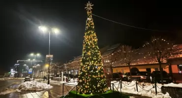 Miasto Czarny Dunajec szykuje się do świąt - Rynek rozświetlony, choinka błyszczy