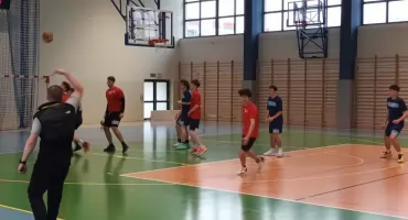 ZSTiP i ZSO nr 1 awansują do zawodów powiatowych w koszykówce