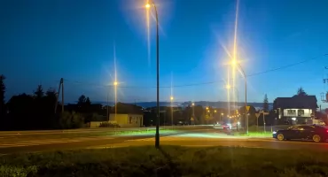 Przewrócona latarnia na bulwarach w Nowym Targu – akt wandalizmu czy zaniedbanie? Burmistrz wyjaśnia