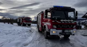 Poranna akcja strażaków - drzewo pochylone na dom zostało wycięte