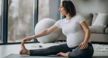 Ćwiczenia na piłce w ciąży - bezpieczny sposób na ruch, ulgę i przygotowanie do porodu
