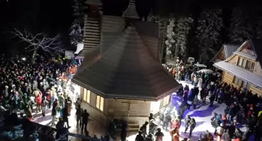 Tradycyjna pasterka na Wiktorówkach przyciągnęła tłumy wiernych