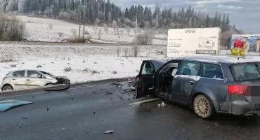 Zderzenie dwóch samochodów na zakopiance w Szaflarach - jedna osoba trafiła do szpitala