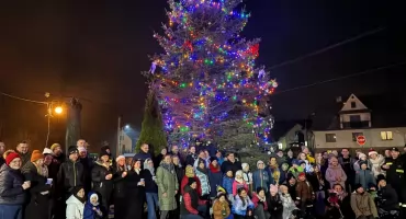 „Pachnący gościu prosimy wejdź…” – przedświąteczne spotkanie przy sołeckiej choince w Rokicinach Podhalańskich