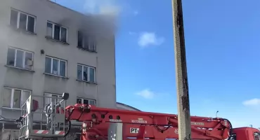 Pożar w budynku starej zajezdni - interwencja straży pożarnej w Nowym Targu