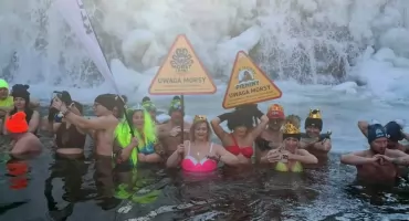 Królewskie morsowanie pod wodospadem w Kacwinie 