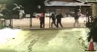 Młodzi mężczyźni uszkodzili bramę przy sklepie w Zębie - jeśli sami się nie zgłoszą, sprawa zostanie zgłoszona na policję