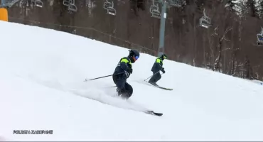 Policjanci na nartach pilnują porządku na stokach narciarskich