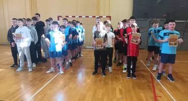 Sportowa rywalizacja w Krościenku - turniej koszykówki klas 7 i 8