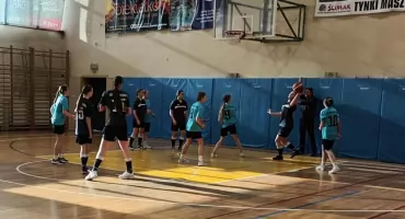 Młodzi koszykarze z Nowego Targu walczyli o awans do zawodów powiatowych